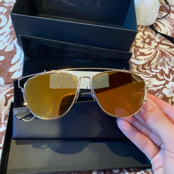 Women’s Dior sunglasses in gold - Picture 3 of 4